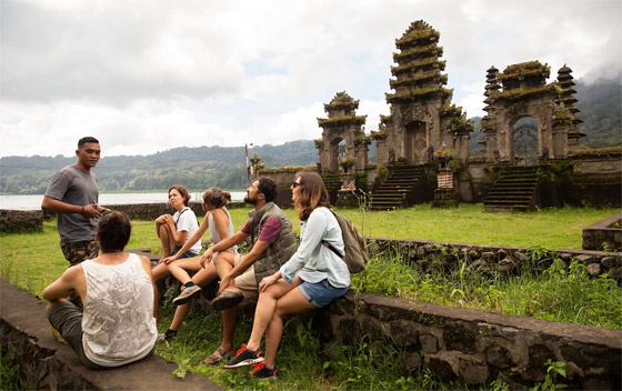 امرأة يلجأ إليها السياح المشاغبين في بالي.. من هي وما قصتها؟ صور صورة رقم 2