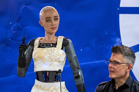 الروبوتات تطمئن البشر بأول مؤتمر صحافي: لن نسرق وظائفكم ولن نتمرد عليكم! صورة رقم 4