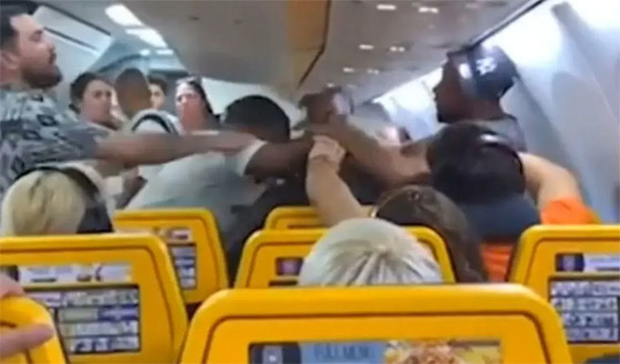 فيديو: مشاجرة بالأيدي على طائرة بريطانية.. والسبب تافه! صورة رقم 1 فيديو: مشاجرة بالأيدي على طائرة بريطانية.. والسبب تافه! صورة رقم 1
