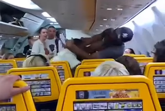 فيديو: مشاجرة بالأيدي على طائرة بريطانية.. والسبب تافه! صورة رقم 2 فيديو: مشاجرة بالأيدي على طائرة بريطانية.. والسبب تافه! صورة رقم 2