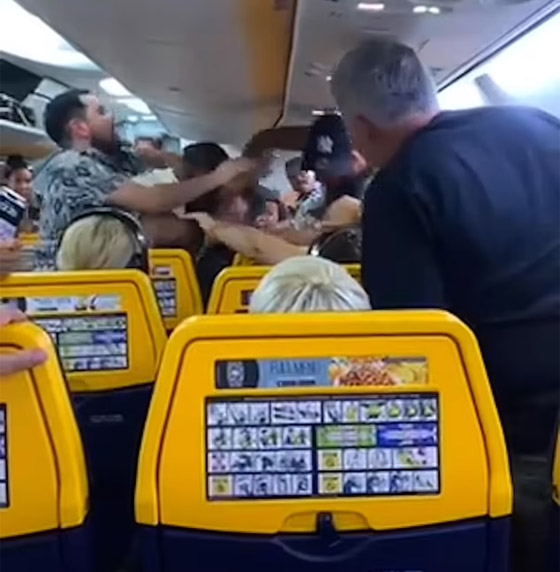 فيديو: مشاجرة بالأيدي على طائرة بريطانية.. والسبب تافه! صورة رقم 3 فيديو: مشاجرة بالأيدي على طائرة بريطانية.. والسبب تافه! صورة رقم 3