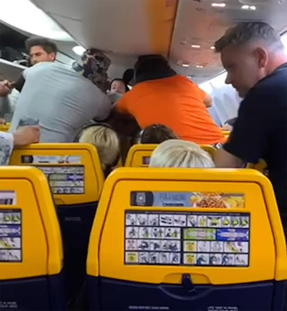 فيديو: مشاجرة بالأيدي على طائرة بريطانية.. والسبب تافه! صورة رقم 4 فيديو: مشاجرة بالأيدي على طائرة بريطانية.. والسبب تافه! صورة رقم 4