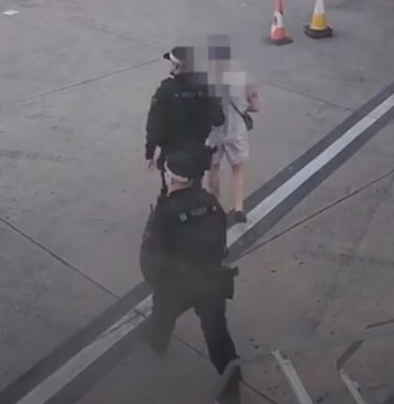 فيديو: مشاجرة بالأيدي على طائرة بريطانية.. والسبب تافه! صورة رقم 5 فيديو: مشاجرة بالأيدي على طائرة بريطانية.. والسبب تافه! صورة رقم 5