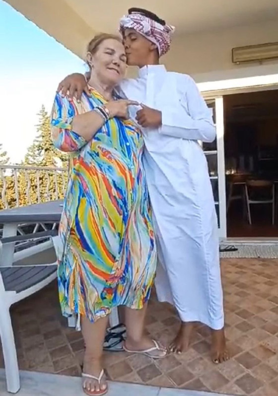 صورة شغلت التواصل.. كريستيانو جونيور بالزي السعودي يُقبل رأس جدته صورة رقم 1 صورة شغلت التواصل.. كريستيانو جونيور بالزي السعودي يُقبل رأس جدته صورة رقم 1