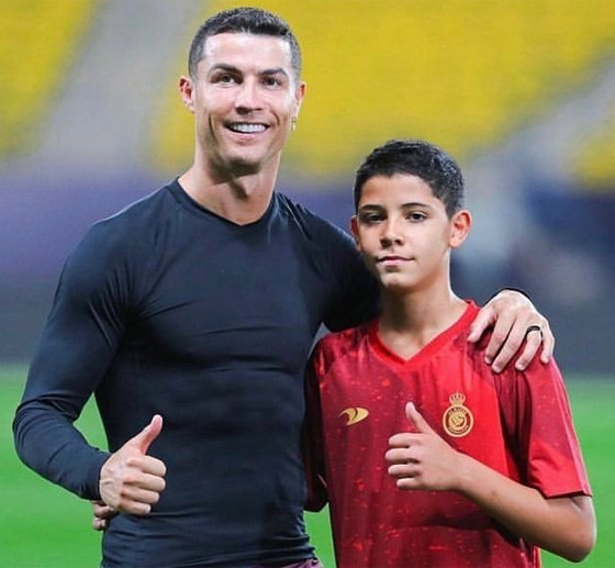 صورة شغلت التواصل.. كريستيانو جونيور بالزي السعودي يُقبل رأس جدته صورة رقم 3 صورة شغلت التواصل.. كريستيانو جونيور بالزي السعودي يُقبل رأس جدته صورة رقم 3