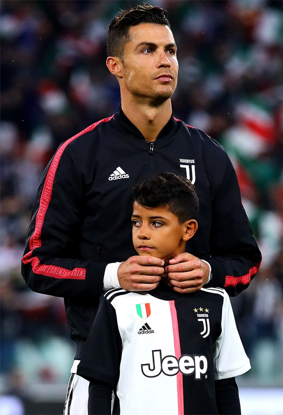 صورة شغلت التواصل.. كريستيانو جونيور بالزي السعودي يُقبل رأس جدته صورة رقم 4 صورة شغلت التواصل.. كريستيانو جونيور بالزي السعودي يُقبل رأس جدته صورة رقم 4