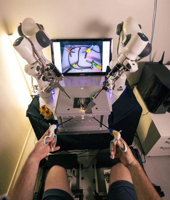 ابتكار روبوت يسمح للأطباء بإجراء العمليات بأقدامهم! فيديو صورة رقم 1