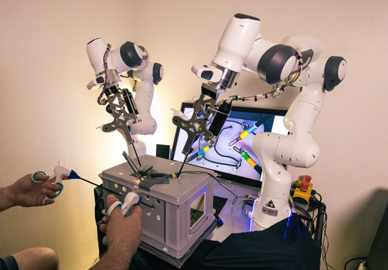 ابتكار روبوت يسمح للأطباء بإجراء العمليات بأقدامهم! فيديو صورة رقم 3