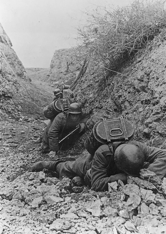 بأكبر مدفع بالتاريخ.. قصف أدولف هتلر شبه جزيرة القرم صورة رقم 5 بأكبر مدفع بالتاريخ.. قصف أدولف هتلر شبه جزيرة القرم صورة رقم 5