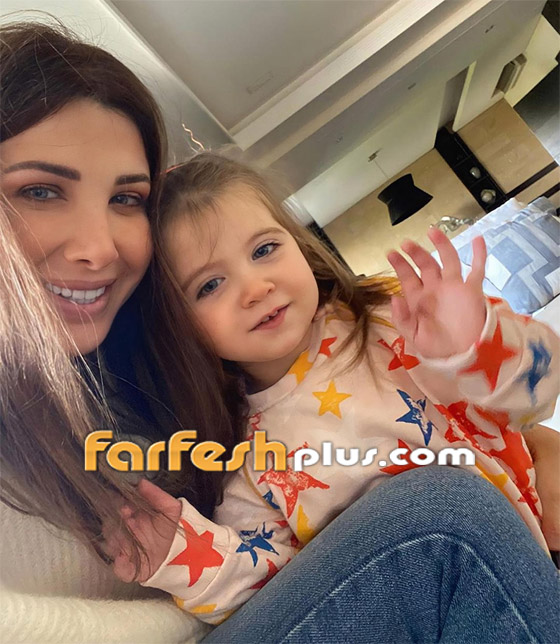 فيديو مؤثر: نانسي عجرم أم قبل أن تكون فنانة: تحمل ابنتها النائمة على كتفها في المطار صورة رقم 7 فيديو مؤثر: نانسي عجرم أم قبل أن تكون فنانة: تحمل ابنتها النائمة على كتفها في المطار صورة رقم 7