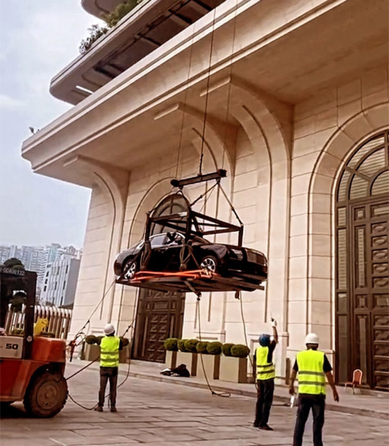 فيديو وصور: ملياردير صيني يضع سيارته في شرفة شقته بالطابق 44 صورة رقم 5