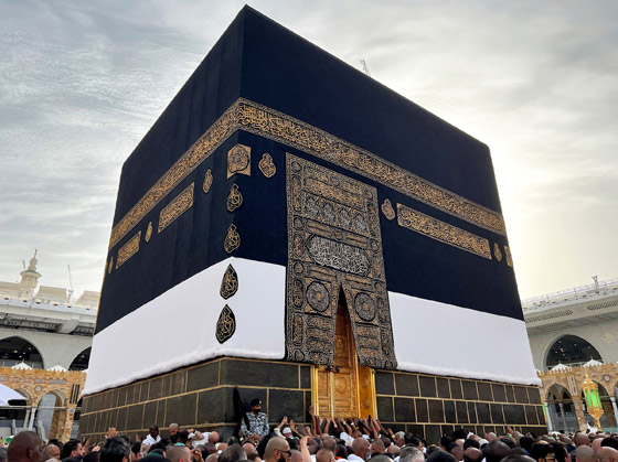 فيديو استبدال كسوة الكعبة المشرفة بمشهد مهيب.. مصنوعة من الحرير والذهب ومنقوشة بذكر الله صورة رقم 1 فيديو استبدال كسوة الكعبة المشرفة بمشهد مهيب.. مصنوعة من الحرير والذهب ومنقوشة بذكر الله صورة رقم 1