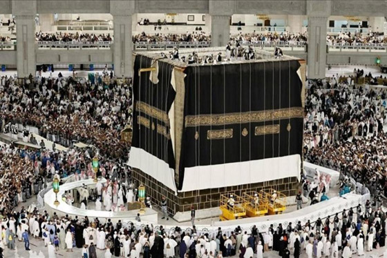 فيديو استبدال كسوة الكعبة المشرفة بمشهد مهيب.. مصنوعة من الحرير والذهب ومنقوشة بذكر الله صورة رقم 7 فيديو استبدال كسوة الكعبة المشرفة بمشهد مهيب.. مصنوعة من الحرير والذهب ومنقوشة بذكر الله صورة رقم 7