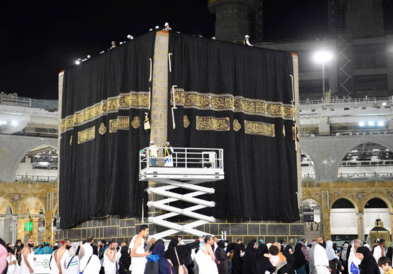 فيديو استبدال كسوة الكعبة المشرفة بمشهد مهيب.. مصنوعة من الحرير والذهب ومنقوشة بذكر الله صورة رقم 8 فيديو استبدال كسوة الكعبة المشرفة بمشهد مهيب.. مصنوعة من الحرير والذهب ومنقوشة بذكر الله صورة رقم 8