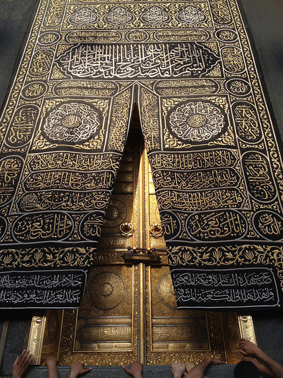 فيديو استبدال كسوة الكعبة المشرفة بمشهد مهيب.. مصنوعة من الحرير والذهب ومنقوشة بذكر الله صورة رقم 12 فيديو استبدال كسوة الكعبة المشرفة بمشهد مهيب.. مصنوعة من الحرير والذهب ومنقوشة بذكر الله صورة رقم 12