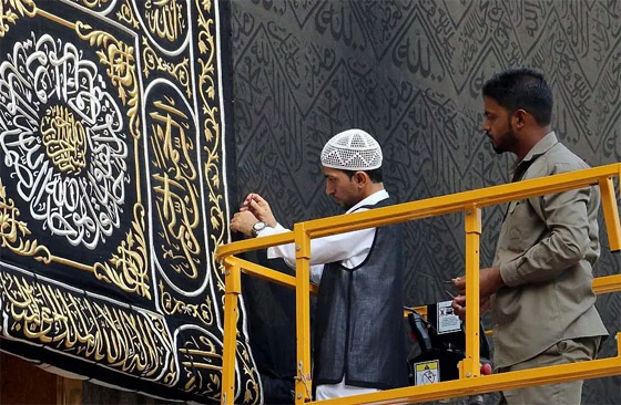 فيديو استبدال كسوة الكعبة المشرفة بمشهد مهيب.. مصنوعة من الحرير والذهب ومنقوشة بذكر الله صورة رقم 16 فيديو استبدال كسوة الكعبة المشرفة بمشهد مهيب.. مصنوعة من الحرير والذهب ومنقوشة بذكر الله صورة رقم 16