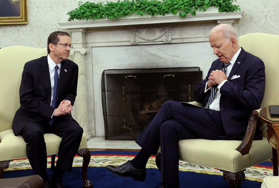 ضجة بسبب نوم الرئيس الأمريكي بايدن خلال اجتماعه مع الرئيس الإسرائيلي! فيديو صورة رقم 1 ضجة بسبب نوم الرئيس الأمريكي بايدن خلال اجتماعه مع الرئيس الإسرائيلي! فيديو صورة رقم 1