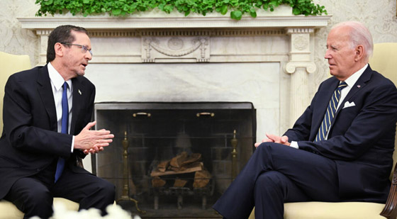 ضجة بسبب نوم الرئيس الأمريكي بايدن خلال اجتماعه مع الرئيس الإسرائيلي! فيديو صورة رقم 5 ضجة بسبب نوم الرئيس الأمريكي بايدن خلال اجتماعه مع الرئيس الإسرائيلي! فيديو صورة رقم 5