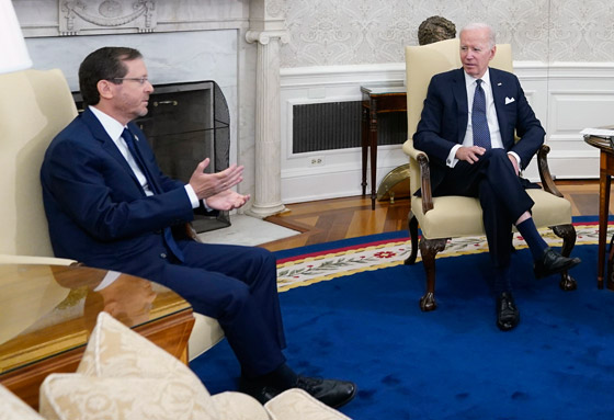 ضجة بسبب نوم الرئيس الأمريكي بايدن خلال اجتماعه مع الرئيس الإسرائيلي! فيديو صورة رقم 9 ضجة بسبب نوم الرئيس الأمريكي بايدن خلال اجتماعه مع الرئيس الإسرائيلي! فيديو صورة رقم 9