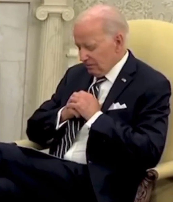 ضجة بسبب نوم الرئيس الأمريكي بايدن خلال اجتماعه مع الرئيس الإسرائيلي! فيديو صورة رقم 4 ضجة بسبب نوم الرئيس الأمريكي بايدن خلال اجتماعه مع الرئيس الإسرائيلي! فيديو صورة رقم 4