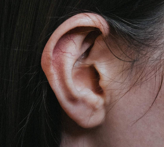  قبلة تصيب امرأة بتمزق في طبلة الأذن! صورة رقم 2