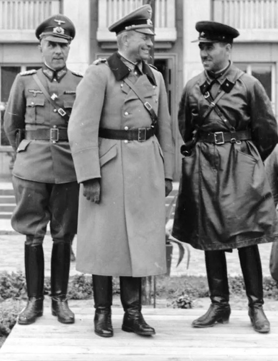 بطريقة غريبة.. استعرضت موسكو وبرلين قواتهما ببولندا صورة رقم 1