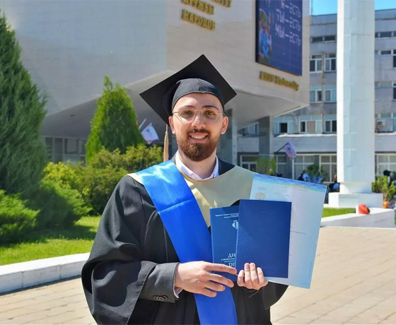 طبيب عربي ينقذ مسافرا على متن طائرة متجهة من موسكو إلى الدوحة صورة رقم 1 طبيب عربي ينقذ مسافرا على متن طائرة متجهة من موسكو إلى الدوحة صورة رقم 1