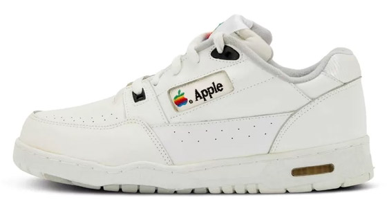 عرض حذاء رياضي نادر صنع خصيصا لشركة أبل للبيع مقابل 50 ألف دولار صورة رقم 1