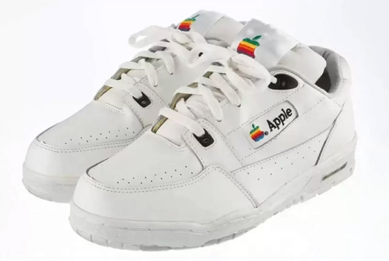 عرض حذاء رياضي نادر صنع خصيصا لشركة أبل للبيع مقابل 50 ألف دولار صورة رقم 2