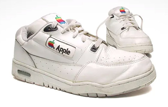 عرض حذاء رياضي نادر صنع خصيصا لشركة أبل للبيع مقابل 50 ألف دولار صورة رقم 3