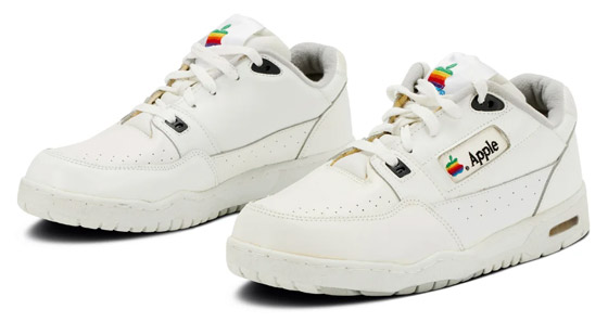 عرض حذاء رياضي نادر صنع خصيصا لشركة أبل للبيع مقابل 50 ألف دولار صورة رقم 4