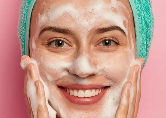 10 أسئلة تطرحونها حول اختيار أفضل مستحضر لتنظيف البشرة صورة رقم 1