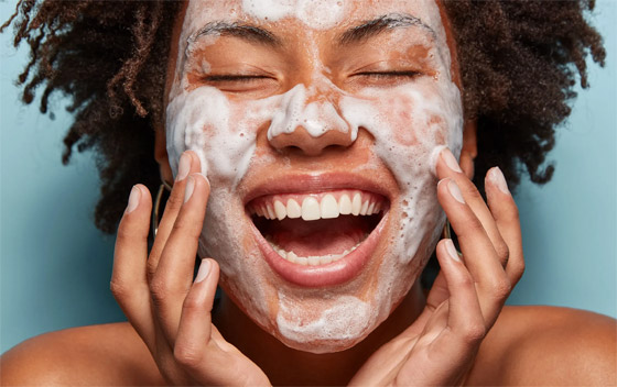 10 أسئلة تطرحونها حول اختيار أفضل مستحضر لتنظيف البشرة صورة رقم 5
