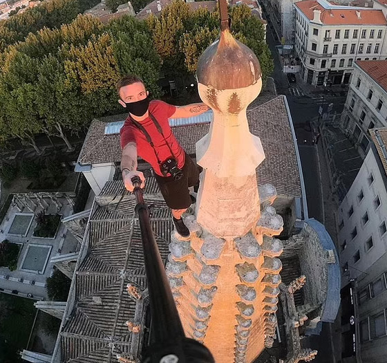 صور: وفاة مغامر فرنسي شهير بعد سقوطه من الطابق الـ68 صورة رقم 11 صور: وفاة مغامر فرنسي شهير بعد سقوطه من الطابق الـ68 صورة رقم 11