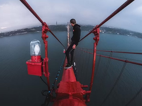 صور: وفاة مغامر فرنسي شهير بعد سقوطه من الطابق الـ68 صورة رقم 12 صور: وفاة مغامر فرنسي شهير بعد سقوطه من الطابق الـ68 صورة رقم 12