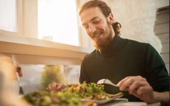 أغرب آداب الطعام المستحبة في بعض الدول رغم فظاظتها! صورة رقم 8