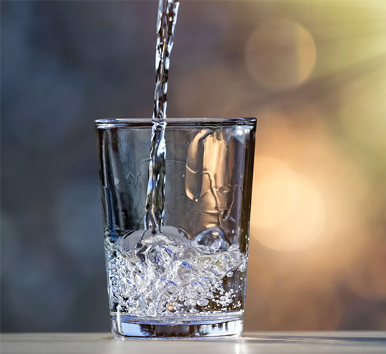 أسرفت بشرب الماء فتسممت.. وفاة أمريكية يثير صدمة! فيديو وصور صورة رقم 3 أسرفت بشرب الماء فتسممت.. وفاة أمريكية يثير صدمة! فيديو وصور صورة رقم 3