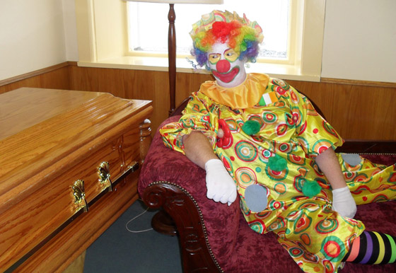 حارس الغربان ومهرج لمواساة المعزين.. إليكم أغرب الوظائف في التاريخ صورة رقم 1