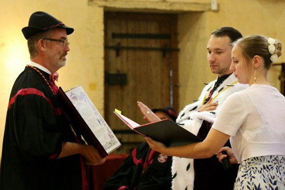 لترويج السياحة.. أمير مزيف يحتفل بتتويجه حاكماً في فرنسا صورة رقم 1