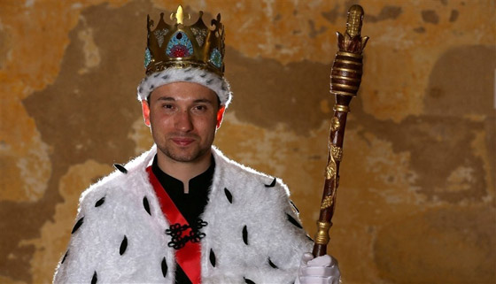 لترويج السياحة.. أمير مزيف يحتفل بتتويجه حاكماً في فرنسا صورة رقم 4