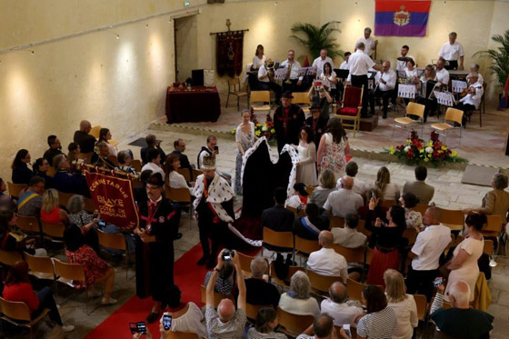 لترويج السياحة.. أمير مزيف يحتفل بتتويجه حاكماً في فرنسا صورة رقم 5