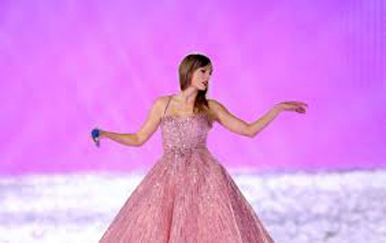 فريق عمل تايلور سويفت ينهار فرحاْ من المفاجأة: أهدتهم مكافآت مالية بقيمة 197 مليون دولار! صورة رقم 5