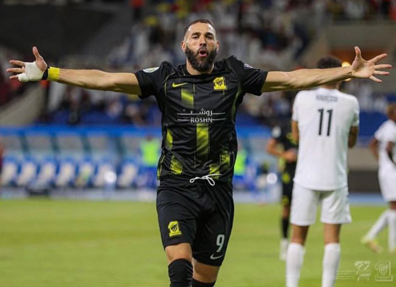 فيديو: كريم بنزيمة يؤدي مناسك العمرة ويرتدي ملابس الإحرام صورة رقم 5 فيديو: كريم بنزيمة يؤدي مناسك العمرة ويرتدي ملابس الإحرام صورة رقم 5