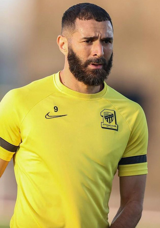 فيديو: كريم بنزيمة يؤدي مناسك العمرة ويرتدي ملابس الإحرام صورة رقم 6 فيديو: كريم بنزيمة يؤدي مناسك العمرة ويرتدي ملابس الإحرام صورة رقم 6