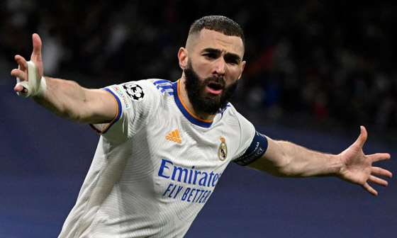 فيديو: كريم بنزيمة يؤدي مناسك العمرة ويرتدي ملابس الإحرام صورة رقم 7 فيديو: كريم بنزيمة يؤدي مناسك العمرة ويرتدي ملابس الإحرام صورة رقم 7