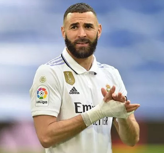 فيديو: كريم بنزيمة يؤدي مناسك العمرة ويرتدي ملابس الإحرام صورة رقم 8 فيديو: كريم بنزيمة يؤدي مناسك العمرة ويرتدي ملابس الإحرام صورة رقم 8