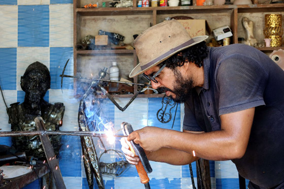 رغم الأمية ومصاعب الحياة.. تونسي يحول الخردة إلى أعمال فنية.. صور صورة رقم 1