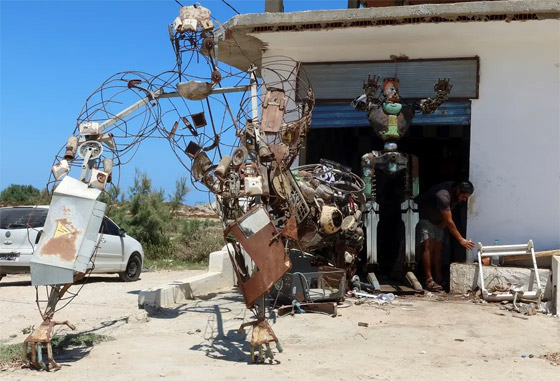 رغم الأمية ومصاعب الحياة.. تونسي يحول الخردة إلى أعمال فنية.. صور صورة رقم 2