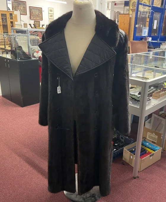 مصنوع من فراء المنك.. بيع معطف لـ إلفيس بريسلي في مزاد.. ما سعره؟ صورة رقم 4