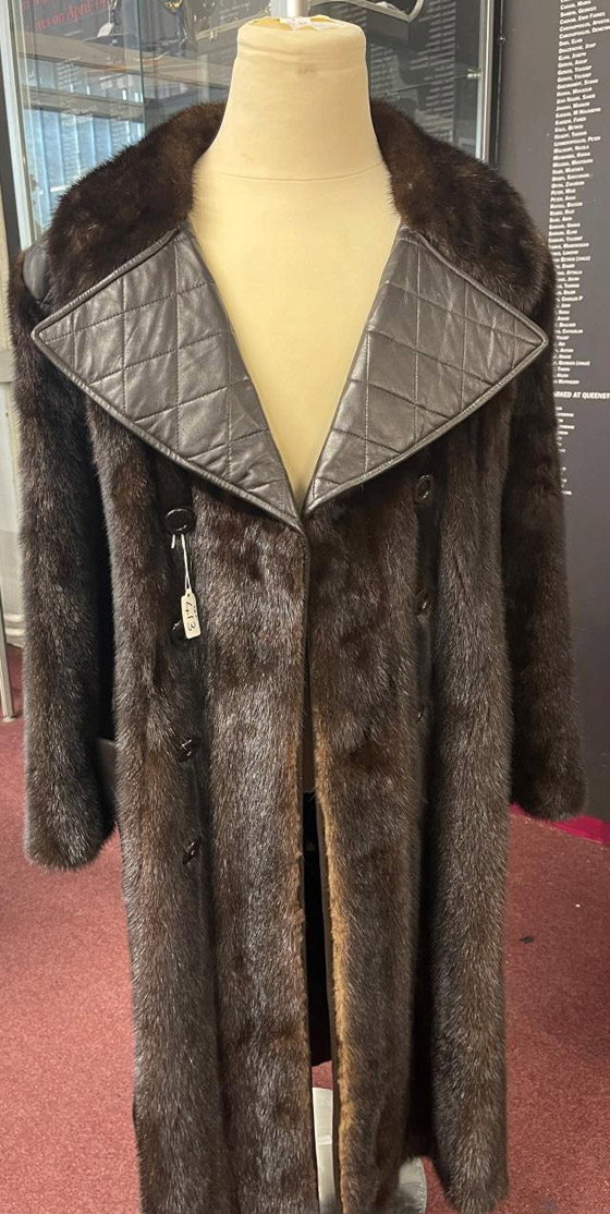 مصنوع من فراء المنك.. بيع معطف لـ إلفيس بريسلي في مزاد.. ما سعره؟ صورة رقم 5